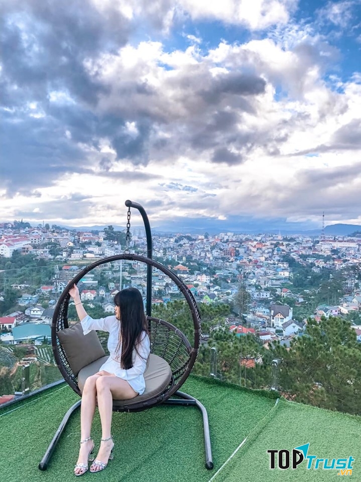 Tọa lạc trên một ngọn đồi nhỏ xinh, Dalat Golf Café sở hữu cho mình view ngắm cảnh toàn thành phố đẹp “thần sầu”