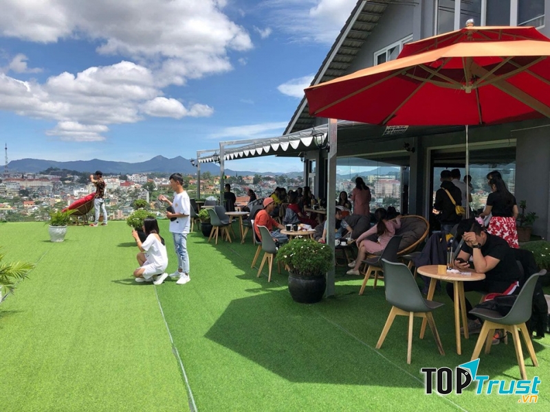 Đà Lạt Golf Cafe là điểm đến quen thuộc cho những ai mong muốn tìm một nơi vừa thưởng thức những loại nước thơm ngon, lấp đầy bụng những món ăn thú vị