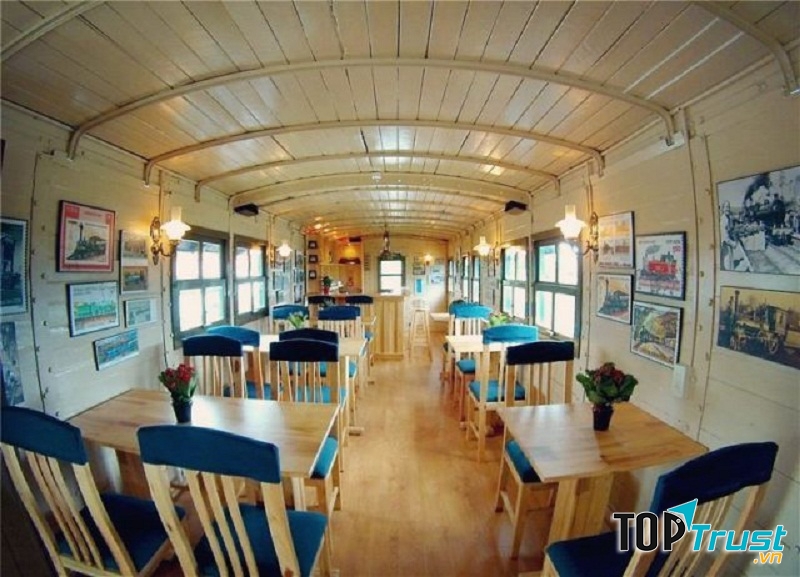 Trang trí phía trong đậm phong cách người Pháp xưa.