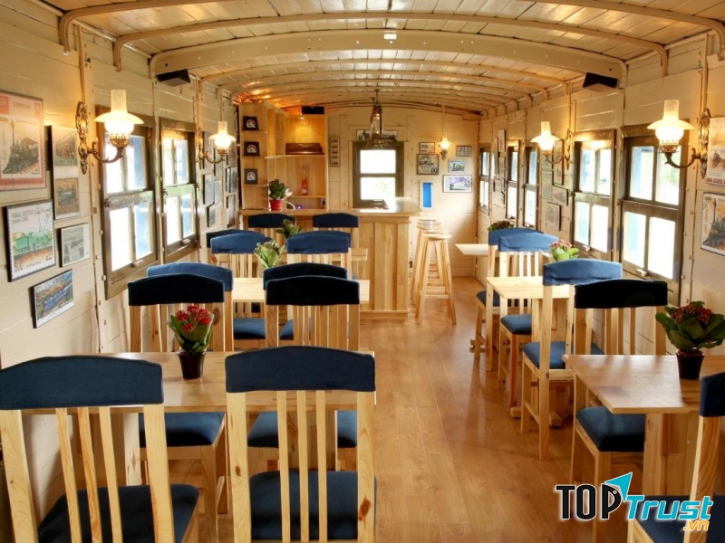 Không gian hiện đại, ấm cúng bên trong toa tàu xưa cũ