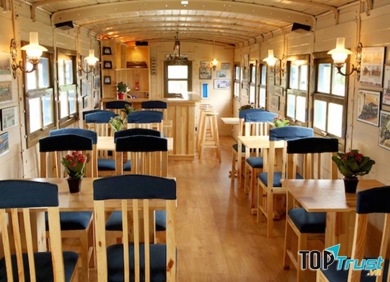   Điều khiến cho các tín đồ chụp ảnh mê mẩn Dalat Train Villa bởi lẽ quán nằm trong một toa tàu lửa lâu năm