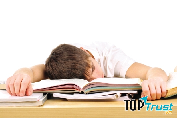 Thức quá khuya để học bài, ảnh hưởng sức khỏe là một sự lựa chọn sai lầm