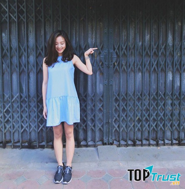 Đầm bèo và giày thể thao.