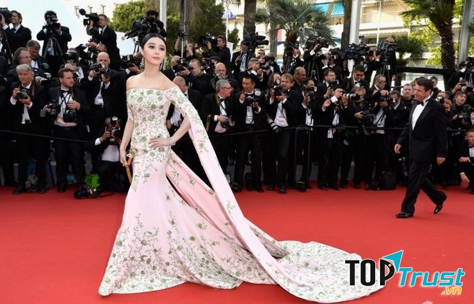 Đầm dạ hội sẽ càng phù hợp hơn tại những buổi tiệc quan trọng