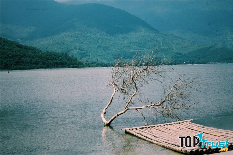 Đầm Lập An, được ví như Tuyệt tình cốc