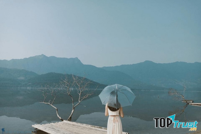 Ngoài việc chiêm ngưỡng cảnh sắc thiên nhiên trữ tình tuyệt đẹp, bạn còn có cơ hội thưởng thức các món ngon được chế biến từ hàu.