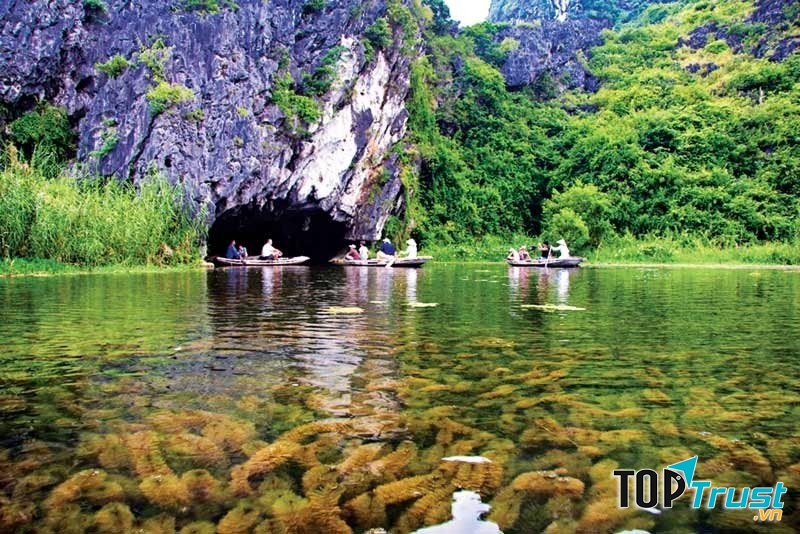 Vẻ đẹp tĩnh lặng của đầm Vân Long và được ví von như bức tranh sơn dầu và níu chân mỗi du khách