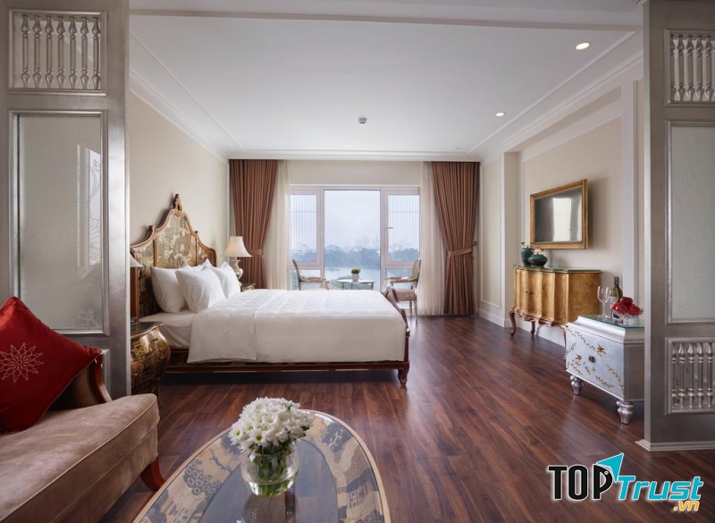 Từ phòng khách sạn, qua ô cửa kính lơn, du khách có thể quan sát toàn cảnh bờ hồ, khu phố đi bộ, một khung cảnh lung linh, lãng mạn nhất là khi về đêm.