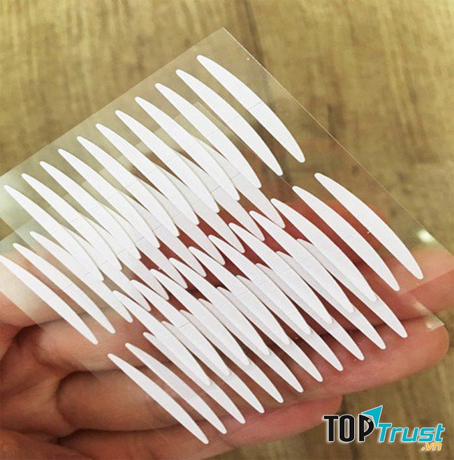 Miếng Dán Kích Mí The Face Shop Double Eyelid Tape sẽ là trở thủ đắc lực cho cô nàng mắt híp, có thể trang điểm cho đôi mắt của mình trở nên lung linh và kích mí rõ ràng hơn