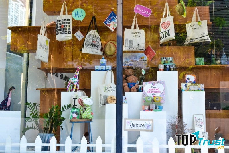 Danang Souvenirs & Cafe.