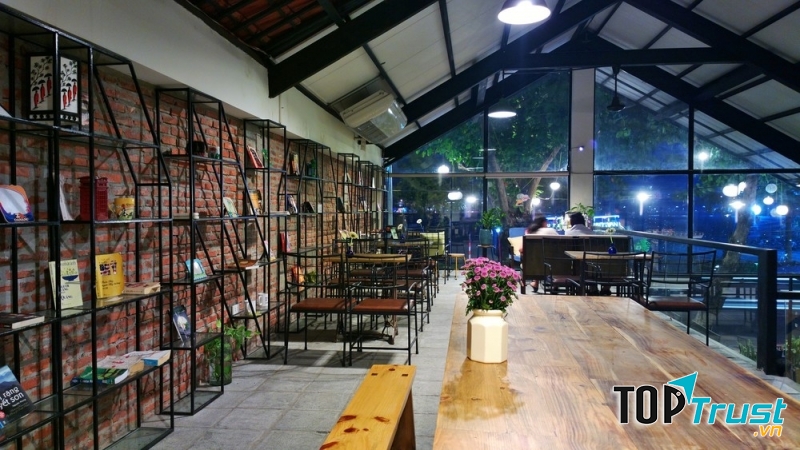 Danang Souvenirs & Cafe.