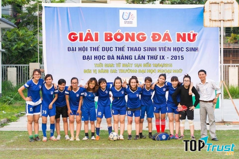 Bóng đá luôn là môn học sở thích của gái Ngoại Ngữ
