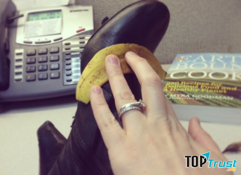 Vỏ chuối có tác dụng làm sạch, bóng giầy dép da.