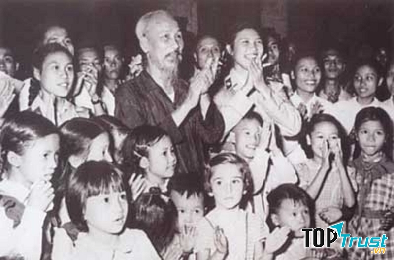 Bác Hồ với thiếu niên nhi đồng (Ảnh nguồn internet)