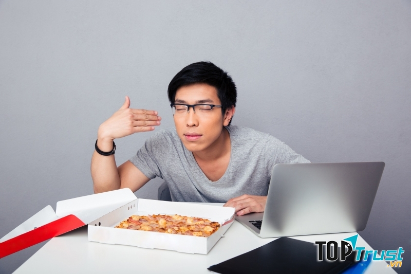 Đánh giá chất lượng bảo quản thực phẩm qua mùi vị, màu sắc bên ngoài