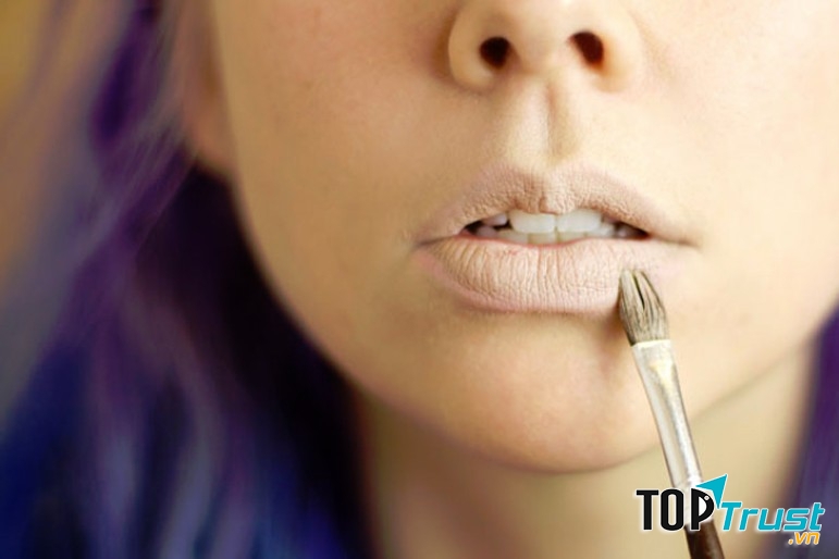 Dùng kem nền để che khuyết điểm cho đôi môi
