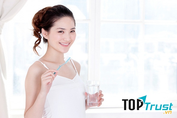 Nên sử dụng nước ấm35 ~ 39 độ C để đánh răng để bảo vệ tốt nhất cho sức khỏe răng miệng.