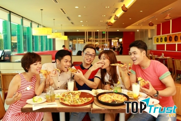 Dành thời gian gặp gỡ bạn bè, người thân