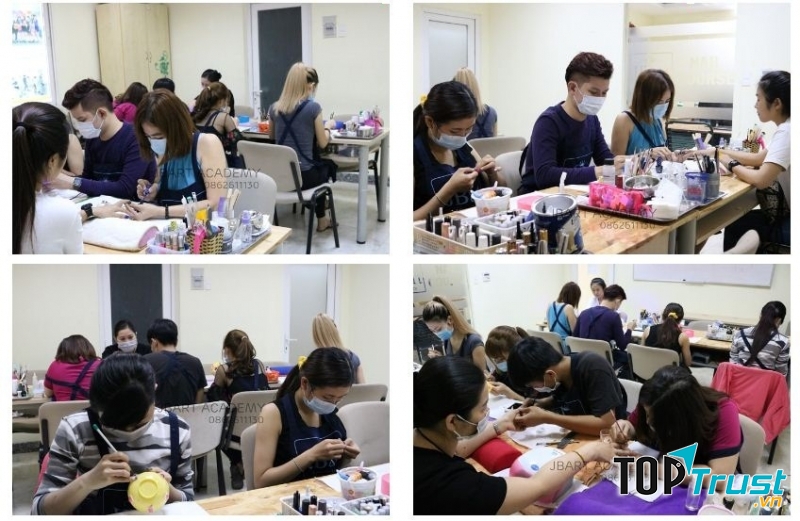 Trước khi có ý định mở tiệm làm nail thì việc đầu tiên bạn phải làm là bỏ thời gian đi học nghề tại các salon lớn, các trung tâm dạy làm đẹp