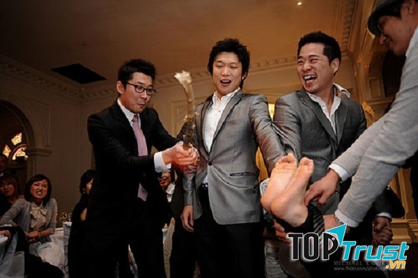 Đánh vào chân chú rể - một phong tục rất kỳ lạ ở Hàn Quốc