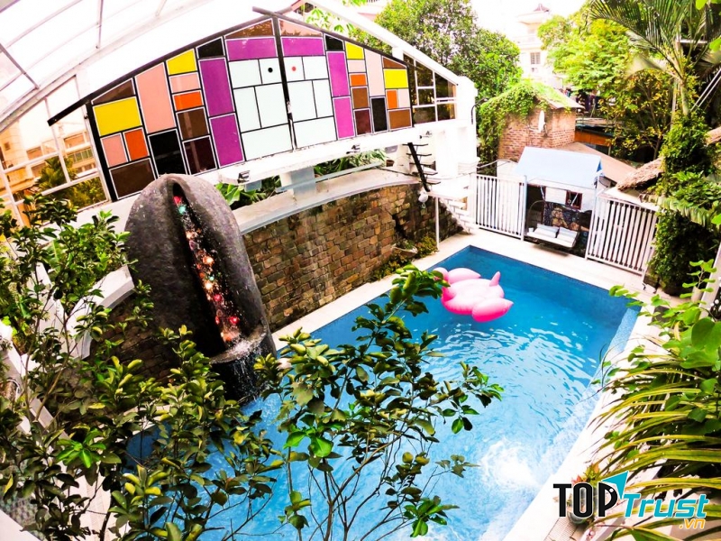 Được sáng tạo theo cách riêng của nghệ sĩ Đào Anh Khánh – nổi tiếng với phong cách rất “điên”
