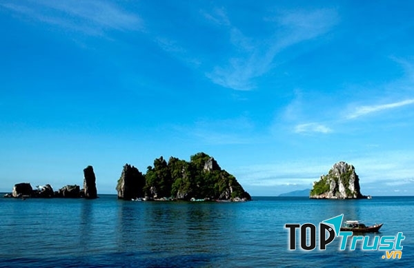 Hình ảnh Đảo Bà Lụa từ xa với nước trong xanh