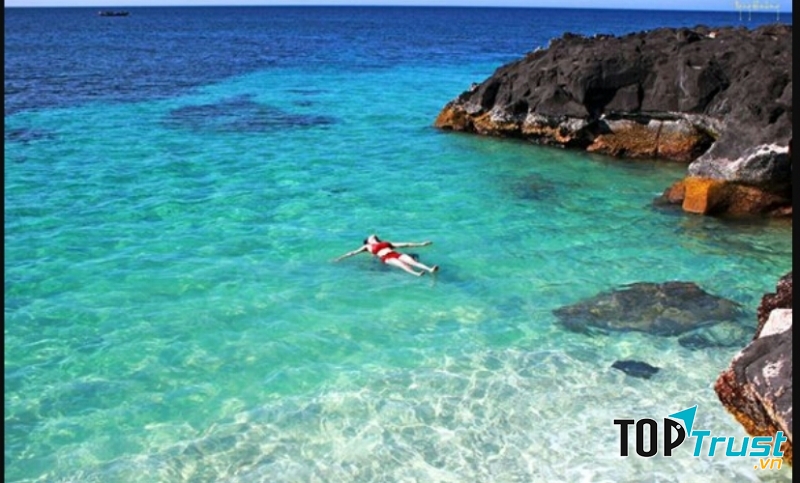 Bãi tắm quyến rũ của Đảo Bé