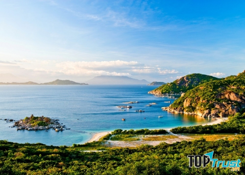 Hòn đảo thơ mộng dưới nắng vàng