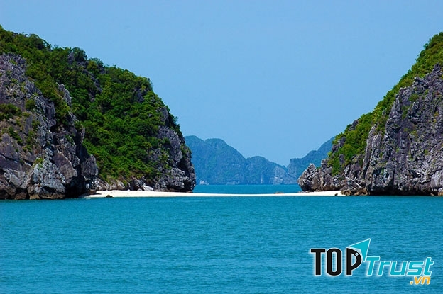 Dòng biển xanh vắng lặng là địa điểm thu hút giới trẻ