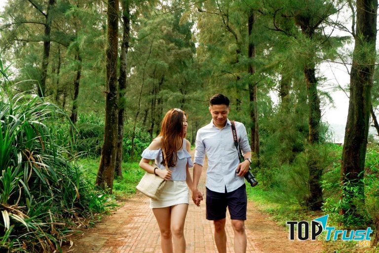 Cặp đôi trên con đường tình yêu