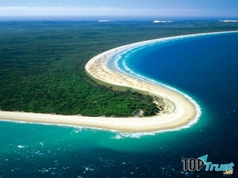 Bờ cát trắng uốn lượn