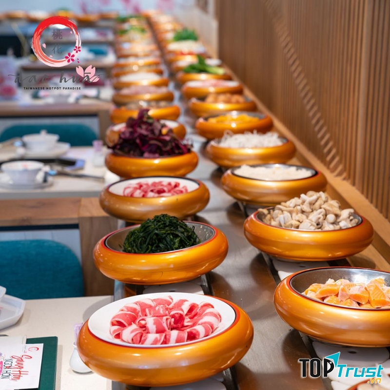 Có cả chân gà rút xương, trứng gà non, các loại nấm & rau, mì, miến, phở.