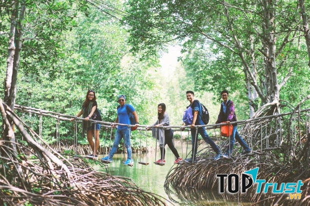 Du khách tham quan Đảo Khỉ