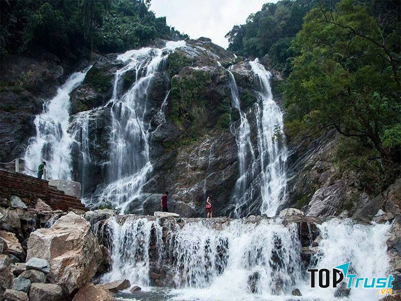 Thác trắng hùng vĩ bậc nhất miền Trung