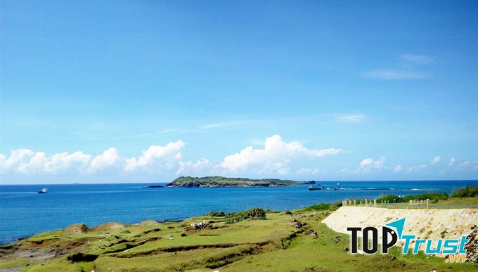 Bầu không khí trong lành, mát mẻ cùng với vùng biển trong xanh.