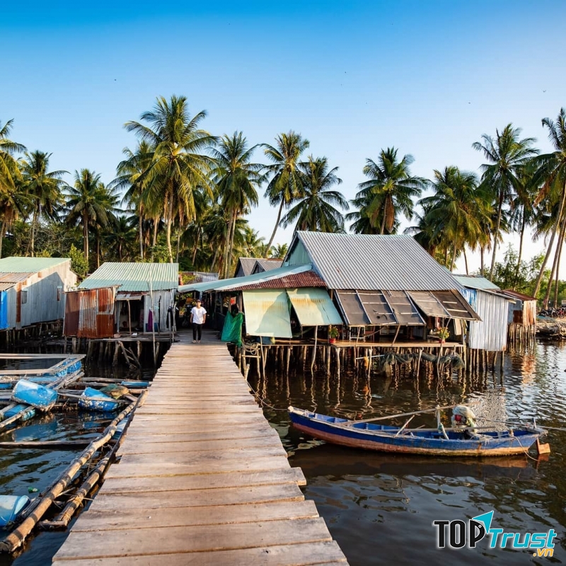 Đến Phú Quốc, bạn sẽ được trải nghiệm ẩm thực địa phương như thưởng thức hải sản trên bè nổi