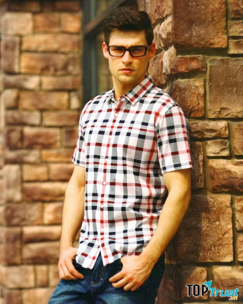 Dạo phố với áo sơ mi kẻ cộc tay