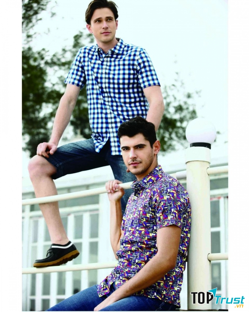 Dạo phố với áo sơ mi kẻ cộc tay