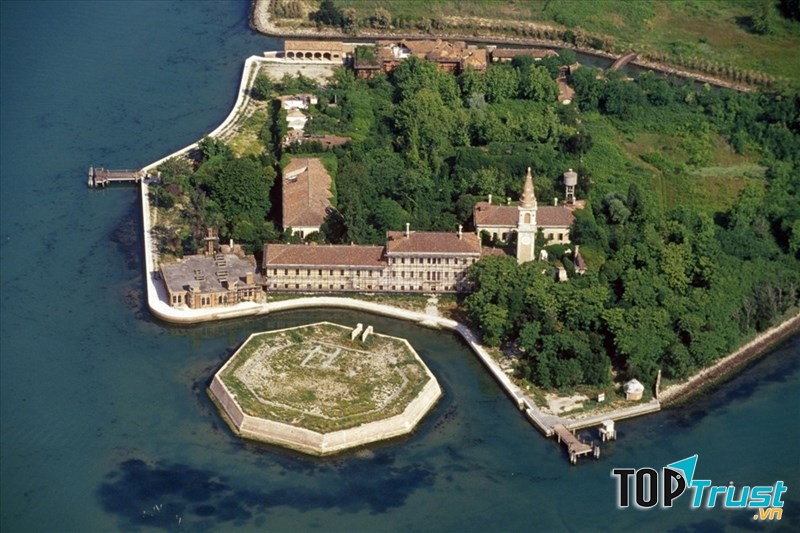 Đảo Poveglia, Italy