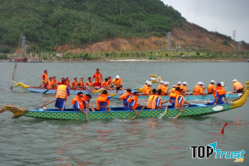 Đua thuyền ở Quan Lạn