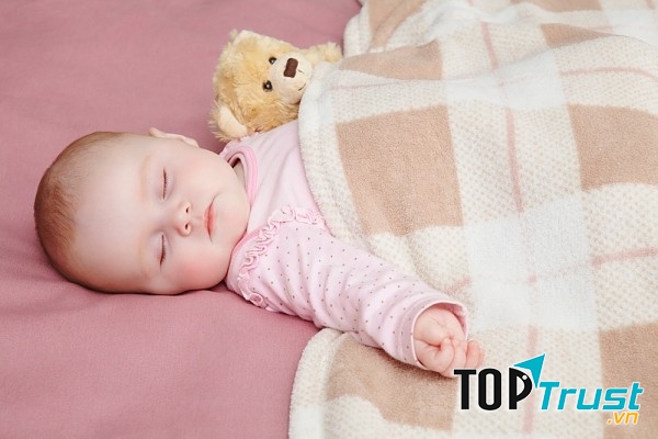 Đắp chăn mỏng cho bé. (Nguồn internet)