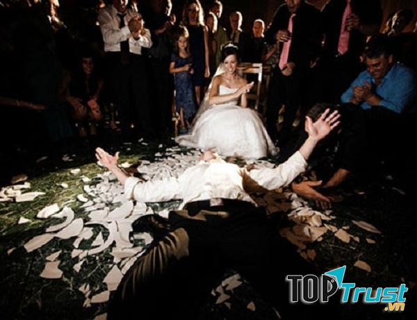 Đập vỡ bát đĩa là cách để chuẩn bị tinh thần cho cặp đôi đối mặt với vật cản phía trước đồng thời chúc họ may mắn