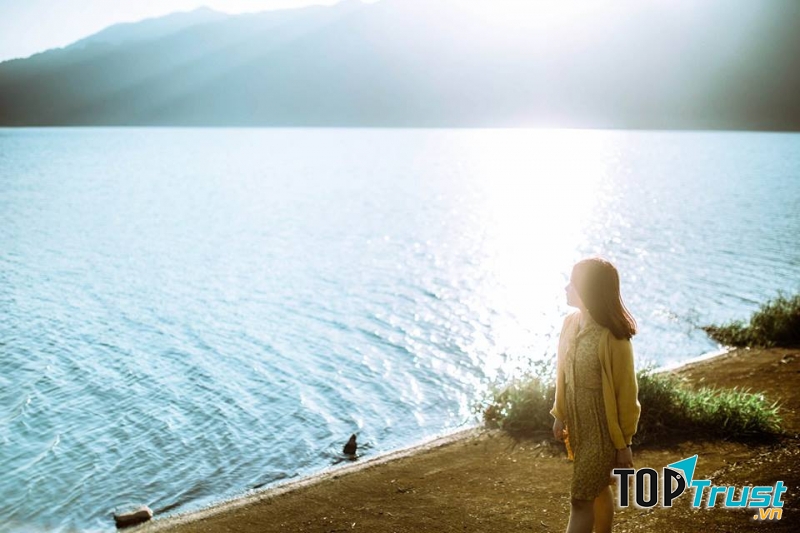 Mỗi gốc cây, bãi cỏ đều cho ra đời những thước ảnh ảo diệu đến không ngờ.