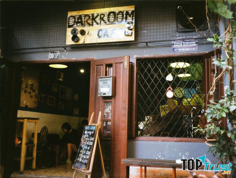 Bên ngoài Darkroom Cafe