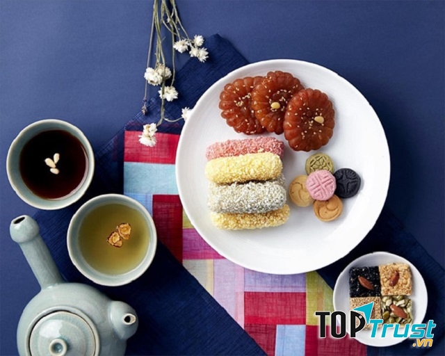 Bánh trà được thưởng thức cùng trà