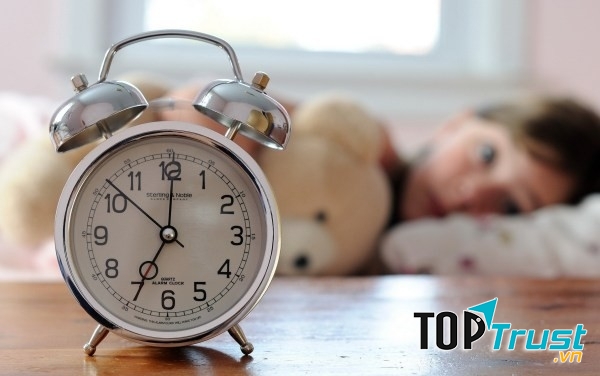 Đặt đồng hồ báo thức ra xa giường ngủ