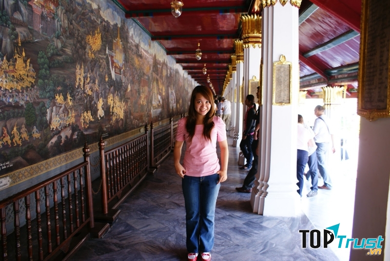 Đặt giày déo bên ngoài cửa chánh điện