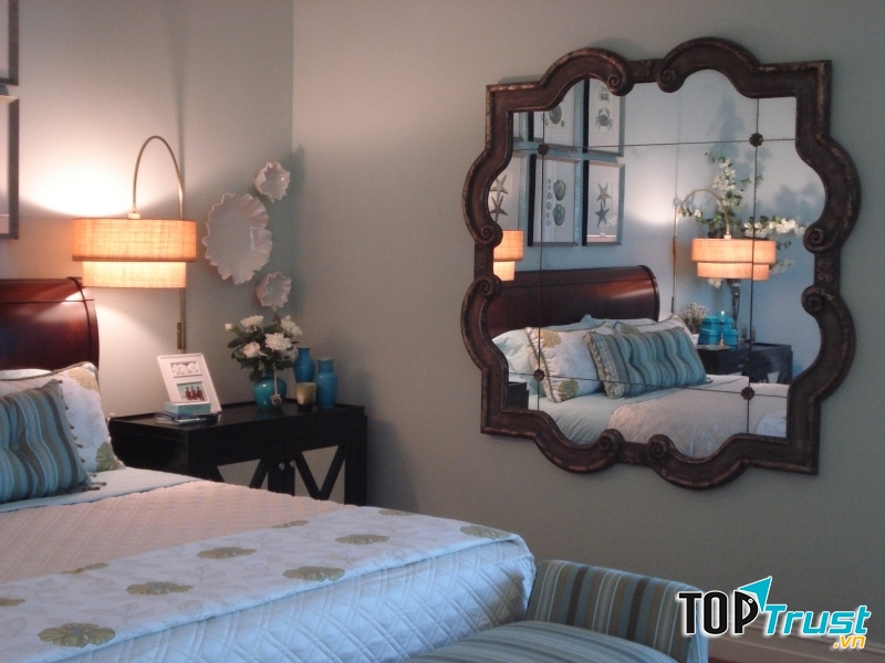 Đặt gương đối diện giường ngủ