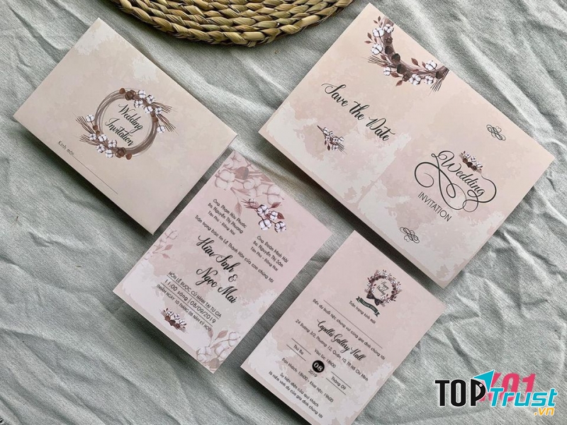 Đặt thiệp cưới.