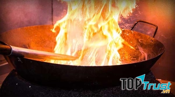 Dầu ăn trong chảo bị bốc cháy